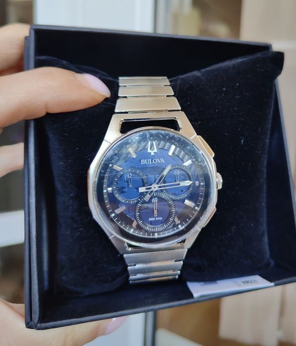Часовник Bulova CURV 96A205 ЧИСТО НОВ