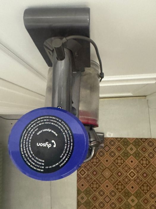 Пылесос Dyson v8