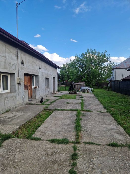 Vand casa cu teren de 900 m² Pret negociabil