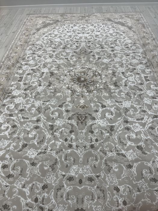 Кілем сатылады..