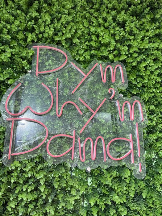 Неоновая вывеска