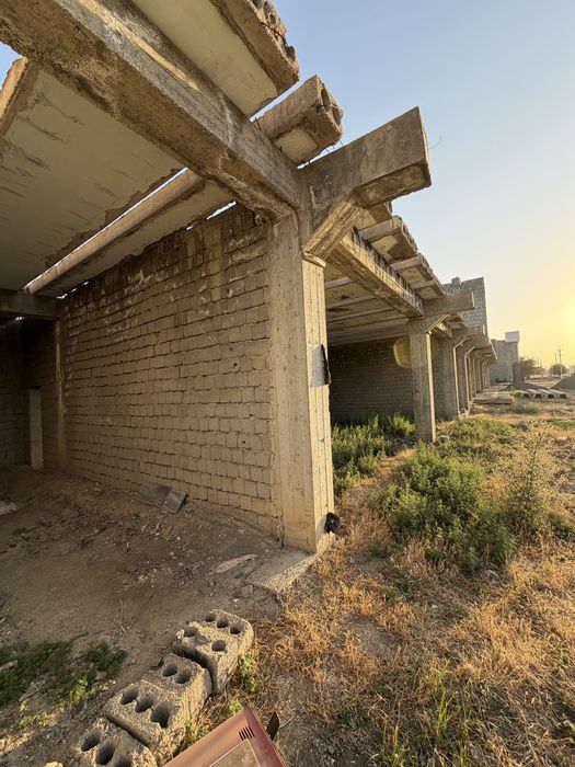 Jizzaxda katta yo‘l bo‘yida 1,6 sotix yer va 160 m² bino sotiladi
