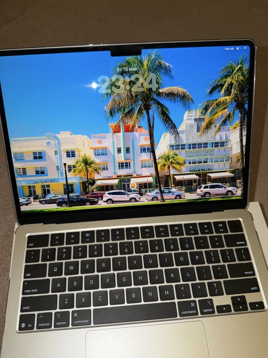 Macbook air m4 16/256 silver yengi 14 sikl qurtde turibdi