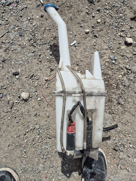 Оригинално Казанче за чистачки за Тойота Авенсис т25  2002- 2008г