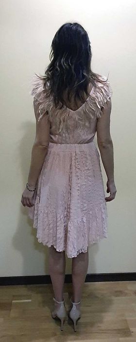 Rochie dantela cu pene de strut