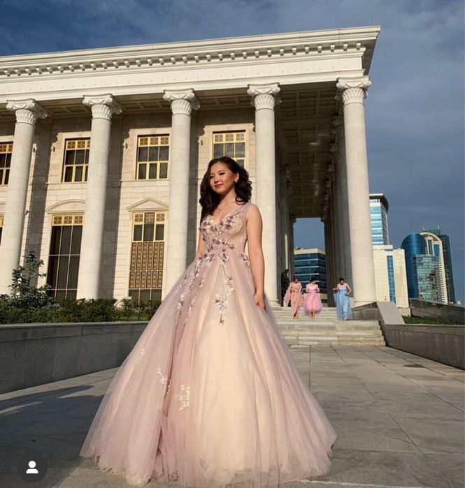 Шикарное вечернее платье