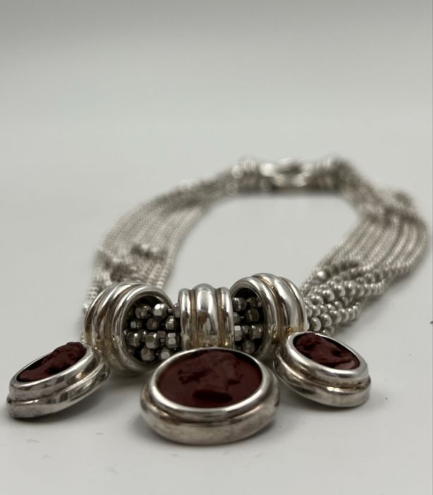 Сребърен ланец с висулки Камея