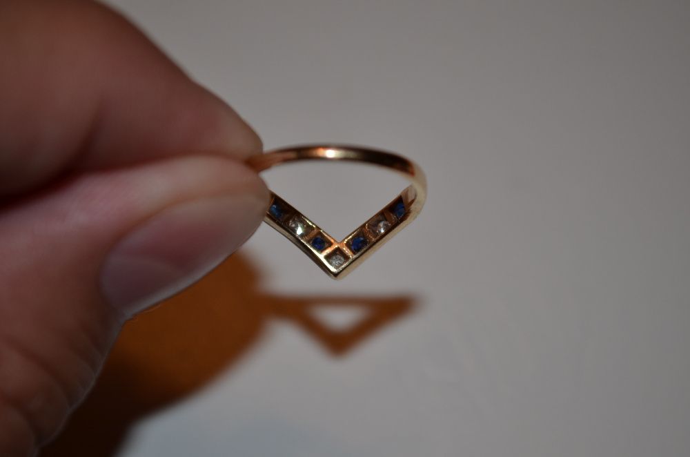 INEL AUR 9K + 3 Diamante = 0.09ct + 4 Safire = 0.16ct -Anglia -Vintage