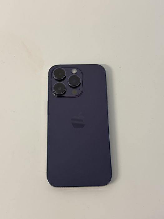 Vând iPhone  14 pro + 5 huse