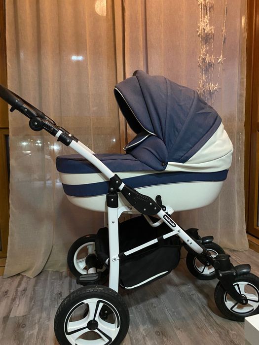Cărucior Mikado 3in1, este folosit cu toate accesoriile incluse.