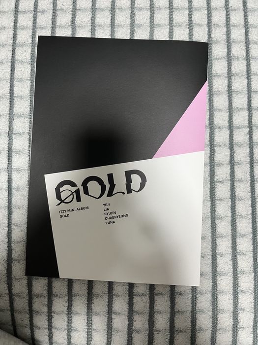 ОФФИЦИАЛЬНЫЙ постер itzy с альбома gold