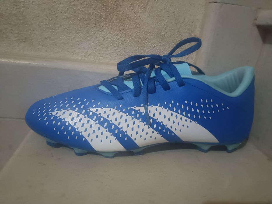 Pereche de ghete de fotbal Adidas Predator.