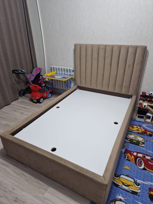 Продам кровать с матрасом