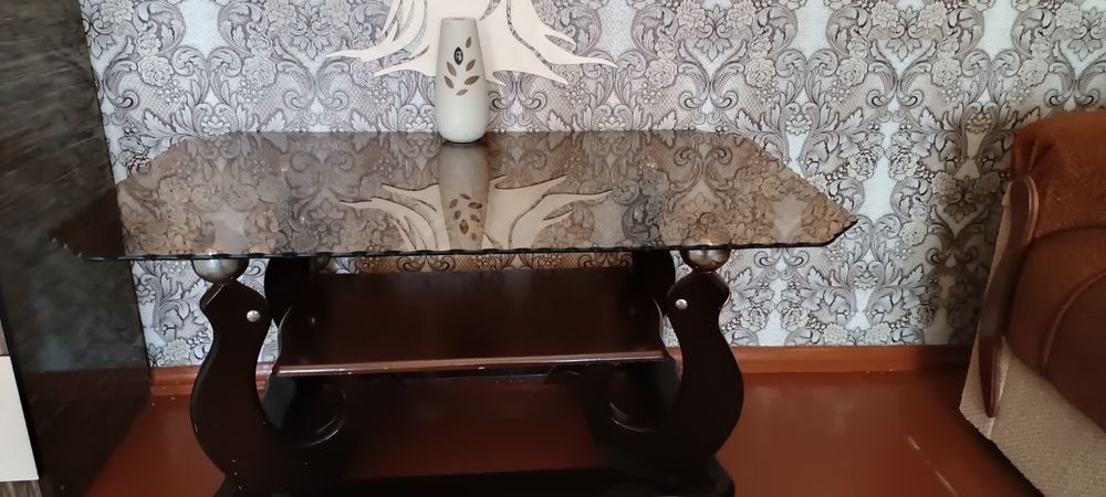 Продам палас, стеклянный столик ,кровати