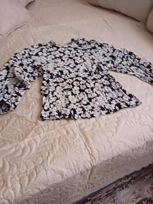 Черна блуза със бели цветя