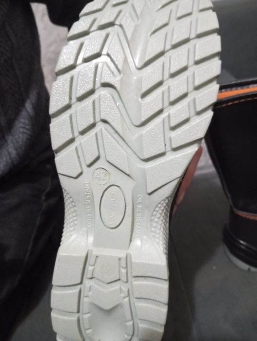 Продам Спец обувь