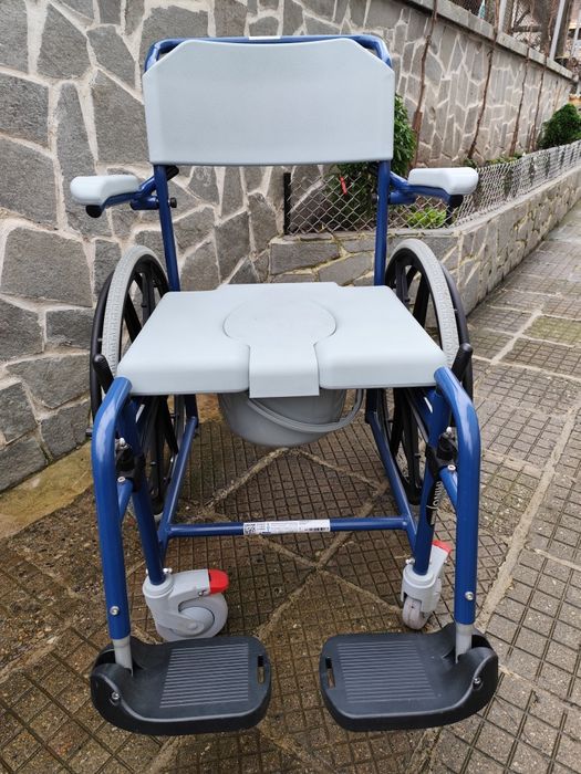 Инвалиден стол за баня и тоалетна
