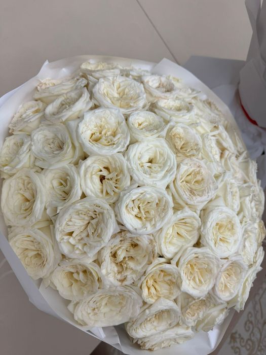 Белые розы с оформлением