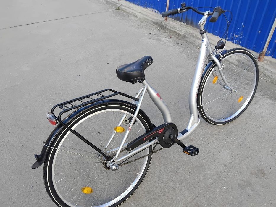 Vând bicicleta cu cadru jos pentru damă