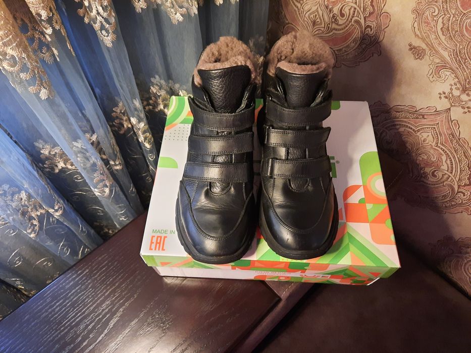 Продам кожаные ботинки на мальчика 34 размер.