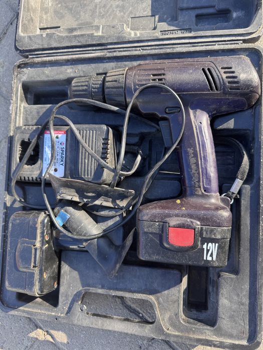 Шуруповерт в коробке