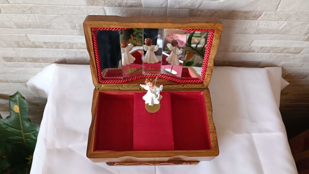 Стара дървена музикална кутия за бижута