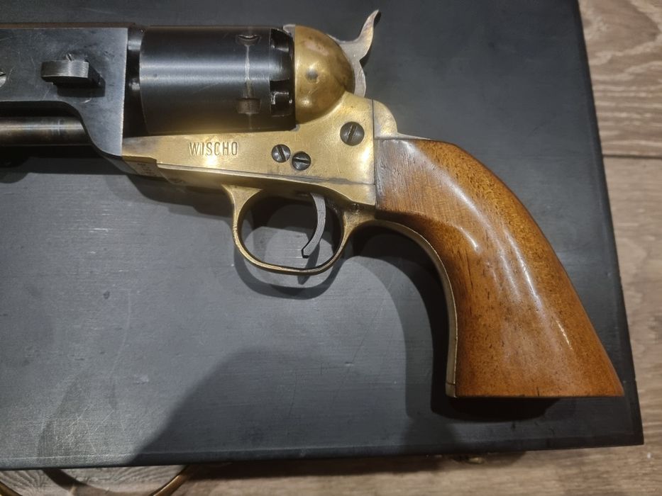 Стар револвер Колт Нави 1851г