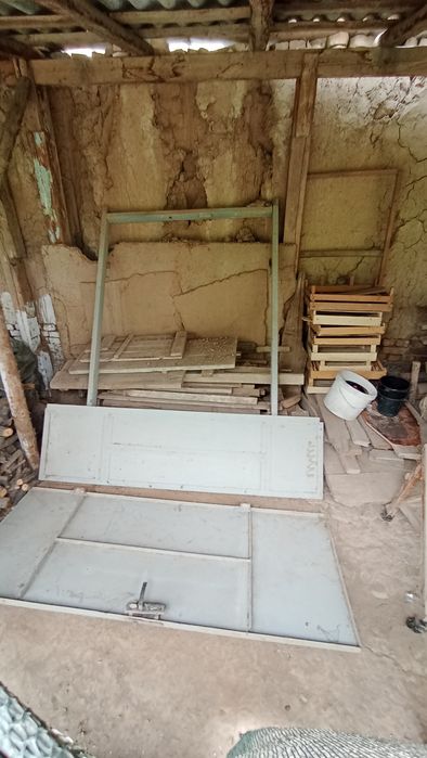 Eshik sotiladi yaxshi qalin materialdan yasalgan