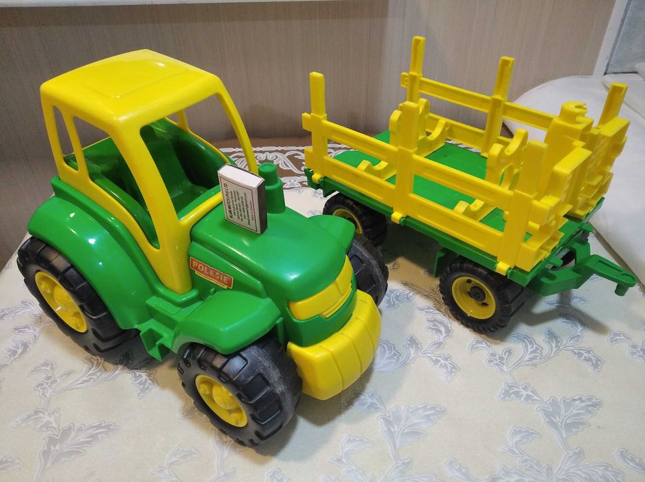Детская игрушка, трактор с прицепом.