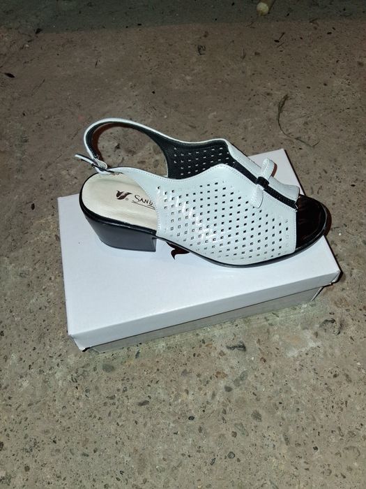 Vând sandale dama,modele foarte frumoase