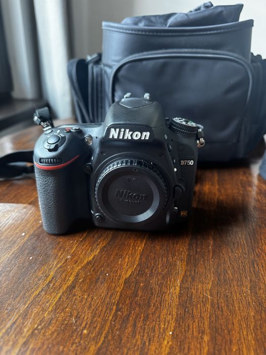 Nikon D750 Фотоапарат, на 3356 кадъра, плюс Nikkor 50mm f/1.8G