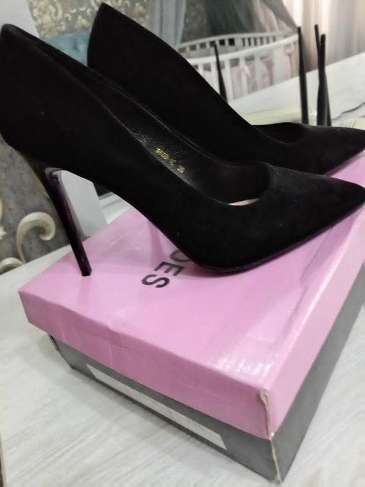 Продается новая обувь замшевая