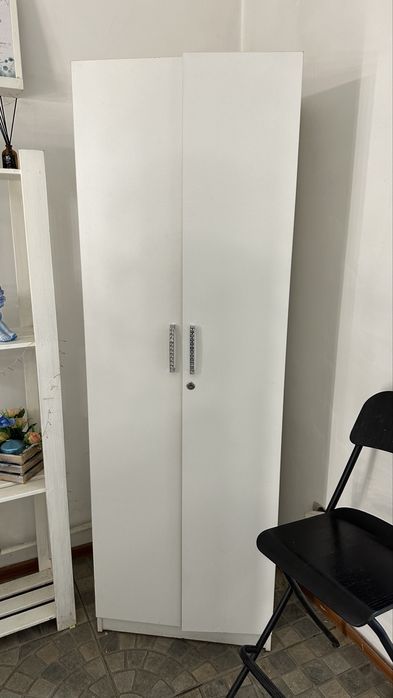 Шкаф с вешалками