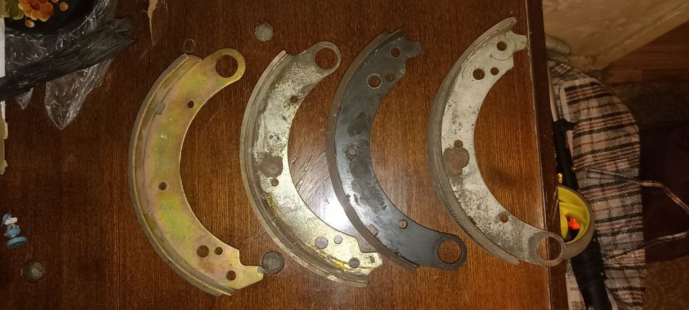 Продаю задние тормозные колодки на Волгу