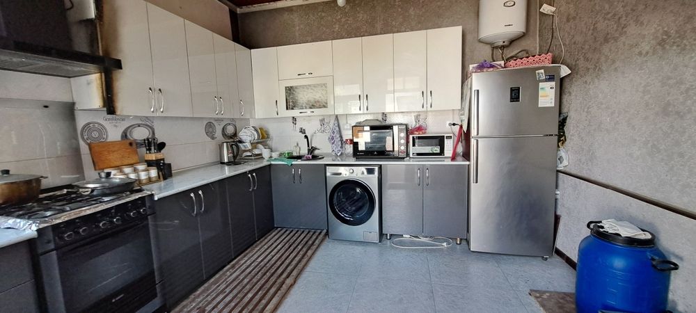 Yunusobod bodomzorda 3,2sotix 8xonali uy srochni sotiladi.Yer narxida.