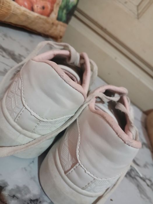 Изчистени бели маратонки