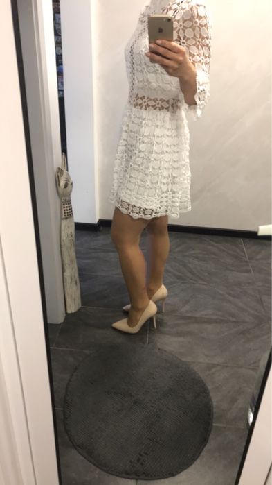 Бяла дантелена рокля