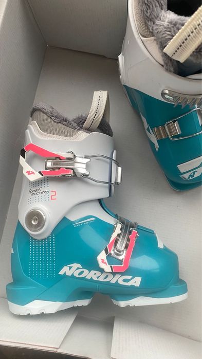 Clapari fete Nordica model J2