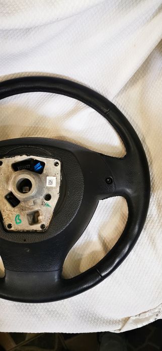 Продавам волан с еърбег за BMW F10/F11