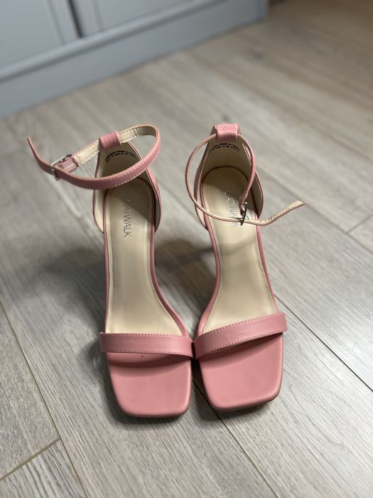 Дамски обувки на висок ток