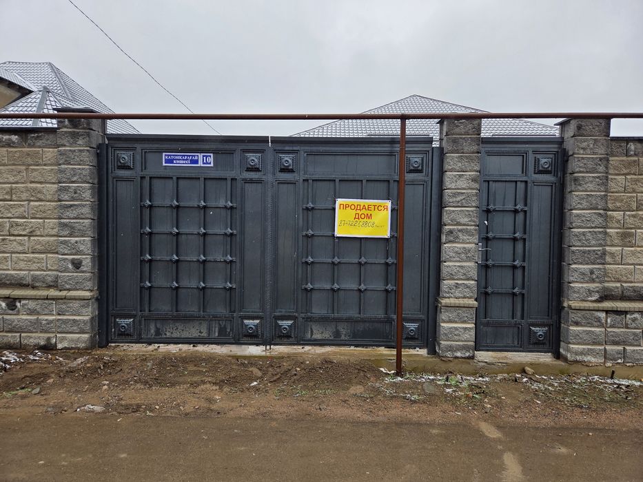 Продаётся дом из красного кирпича.