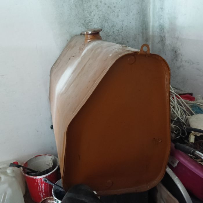 Продам металлический тракторный бак.