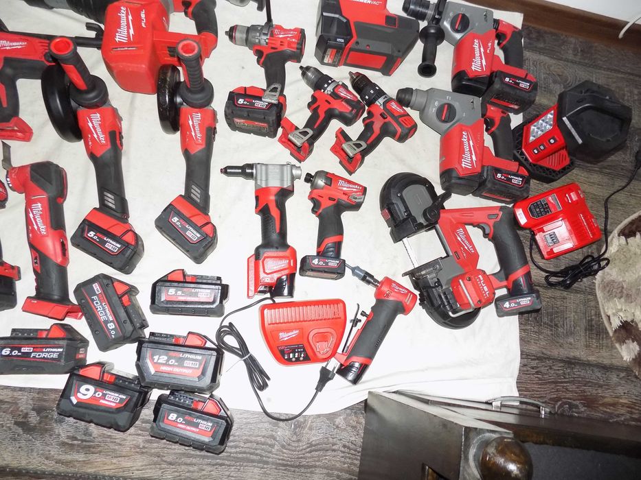 Scule Milwaukee ,  M 12  si  M 18  in stare buna de functionare  , acumulatori Milwaukee