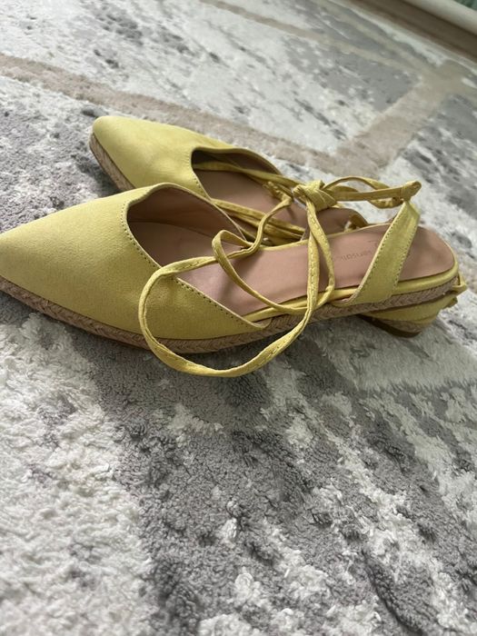 Кроссовки, туфли.