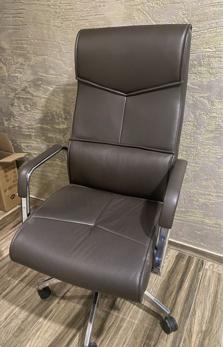Кожанное кресло офисное каричневое