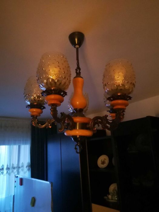 Lustra vintage din lemn și metal cu abajururi din sticlă – 5 brațe