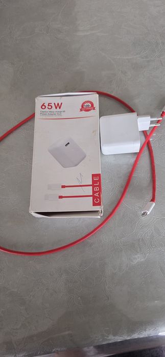 Продавам зарядно за oneplus 65w