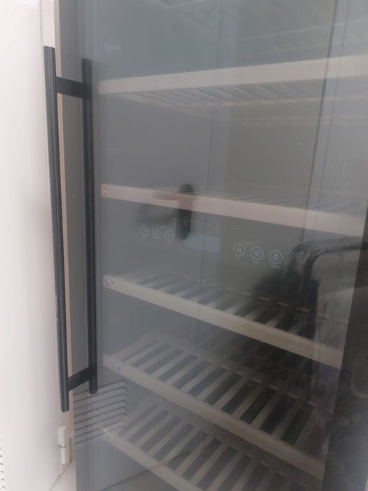 Винный холодильник (Италия)