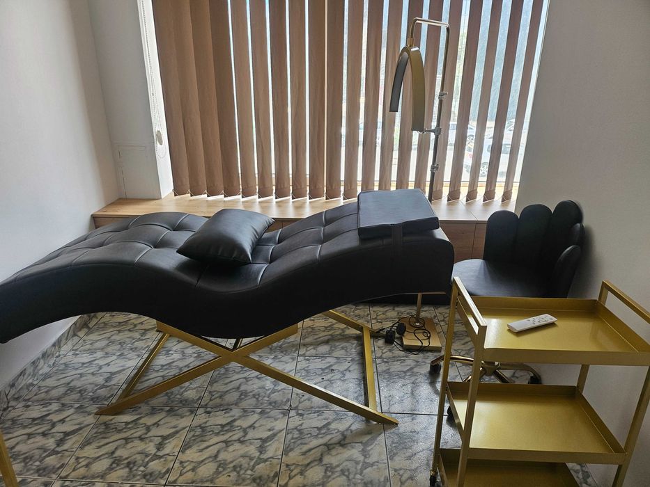 Vand pat cosmetic pentru gene impreuna cu scaun, lampă si carucior