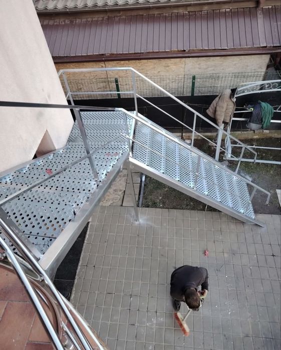 Scari metalice.